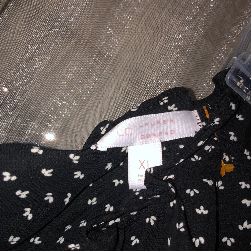 XL Lauren Conrad Black shirt with white floral print - Picture 2 of 5